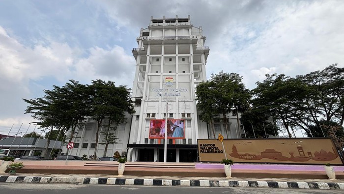 Sirine dan lampu skylight di kawasan Kantor Wali Kota Palembang