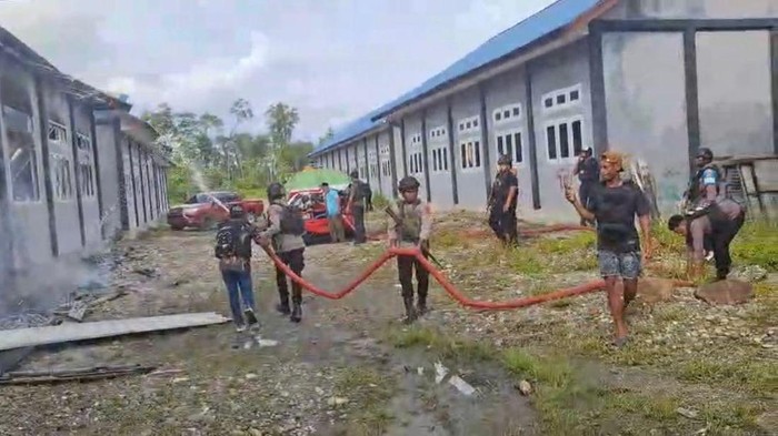 Kelompok kriminal bersenjata (KKB) membakar gedung SMA Negeri 2 Dekai, Kabupaten Yahukimo, Papua Pegunungan. Aparat kepolisian turun ke lokasi memadamkan api.