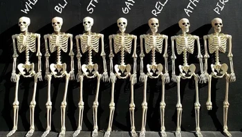 Labels karya ItSkeletal. Foto: via StreetArtUtopia