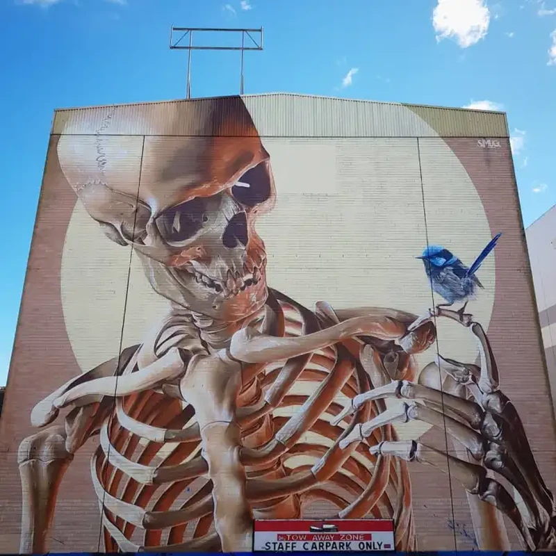 Street art bertema tengkorak.