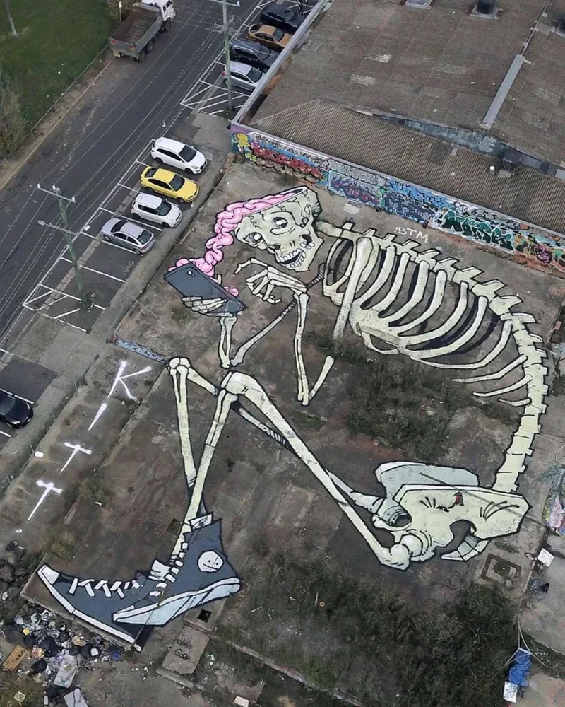 Street art bertema tengkorak.