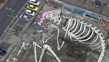 Social Addict Skeleton karya KITT di Melbourne, Australia. Foto: via StreetArtUtopia