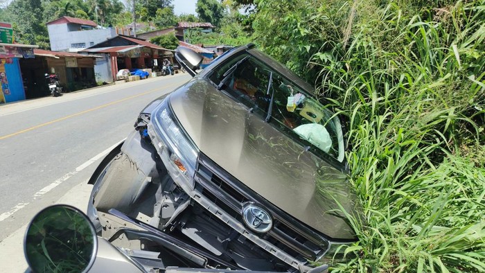 Kecelakaan tunggal mobil Rush di Tana Toraja mengakibatkan sopir Petrus Rerung meninggal. Insiden terjadi di Jalan Poros Makale-Mengkendek.