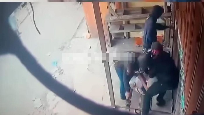 Tangkapan layar saat para pelaku diduga menyerang korban. (dok. media sosial)