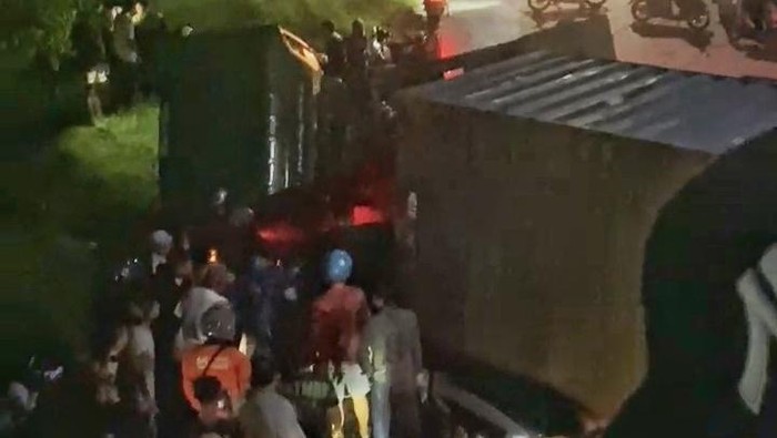 Tangkapan layar video kecelakaan truk timpa mobil di Karawang