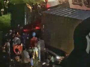 Identitas 3 Orang Tewas Akibat Truk Timpa Corolla di Karawang