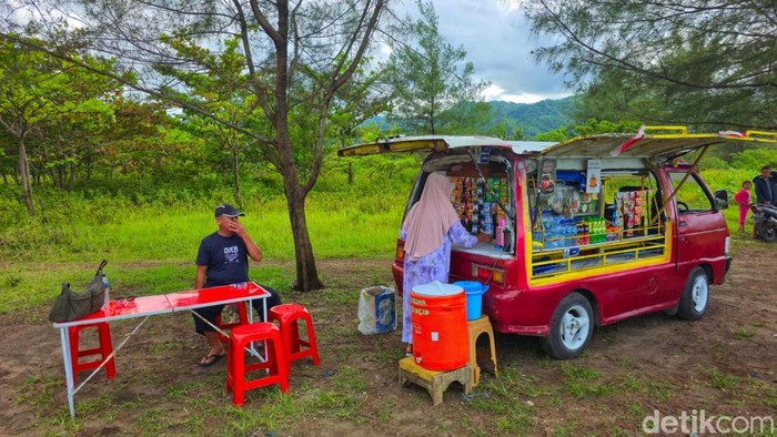 Tapip dan Komala, merawat romantisme dengan cara mereka. Mengais rezeki seraya bertualang