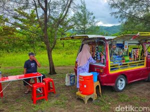 Sayap Mobil Tua yang Menafkahi Tapip & Komala di Masa Senja