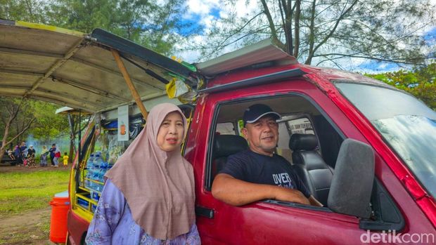 Tapip dan Komala, merawat romantisme dengan cara mereka. Mengais rezeki seraya bertualang Tapip dan Komala, merawat romantisme dengan cara mereka. Mengais rezeki seraya bertualang