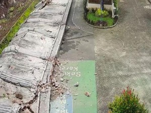 Video Warga Cerita Detik-detik Tembok Roboh di SMPN 182: Kayak Gempa
