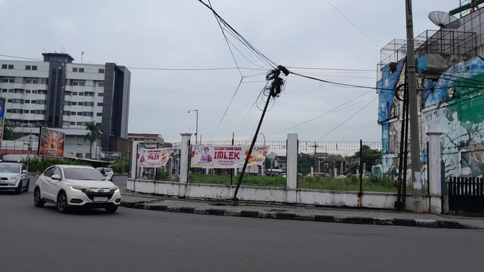 Tiang dipenuhi kabel hampir tumbang di Jalan Gatot Subroto, dekat Tugu SIB, Kota Medan. (Rechtin Hani Ritonga/detikSumut)