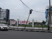 Waspada! Ada Tiang Miring dengan Tumpukan Kabel Semrawut di Jalan Gatsu Medan