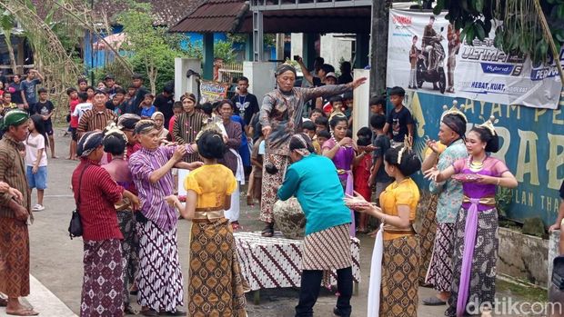 Proses perang air menjelang puasa Ramadan yang berlangsung di Dusun Dawung, Desa Banjarnegoro, Kecamatan Mertoyudan, Kabupaten Magelang, Minggu (15/2/2026).