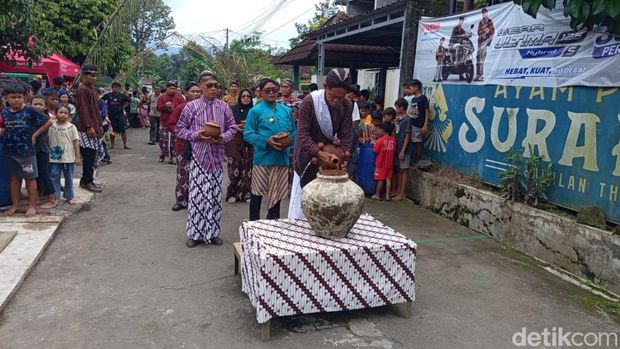 Proses perang air menjelang puasa Ramadan yang berlangsung di Dusun Dawung, Desa Banjarnegoro, Kecamatan Mertoyudan, Kabupaten Magelang, Minggu (15/2/2026).