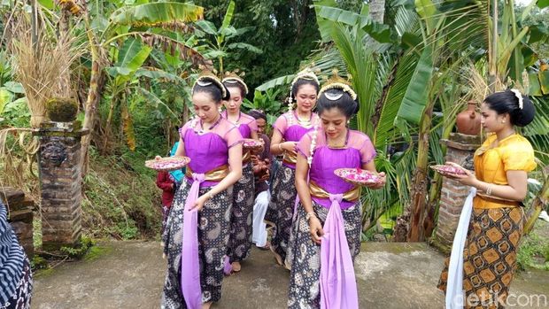 Pentas seni meriahkan perang air menjelang puasa Ramadan yang berlangsung di Dusun Dawung, Desa Banjarnegoro, Kecamatan Mertoyudan, Kabupaten Magelang, Minggu (15/2/2026).