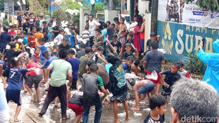 Proses perang air menjelang puasa Ramadan yang berlangsung di Dusun Dawung, Desa Banjarnegoro, Kecamatan Mertoyudan, Kabupaten Magelang, Minggu (15/2/2026).