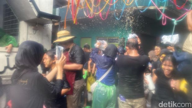 Tradisi Gebyuran Bustaman di Kampung Bustaman, Kelurahan Purwodinatan, Kota Semarang, Minggu (15/2/2026).