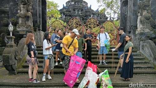 Trash Hero Renon bersama relawan sehabis melakukan aksi bersih-bersih di Lapangan Puputan Margarana Renon, Minggu (14/2/2026).