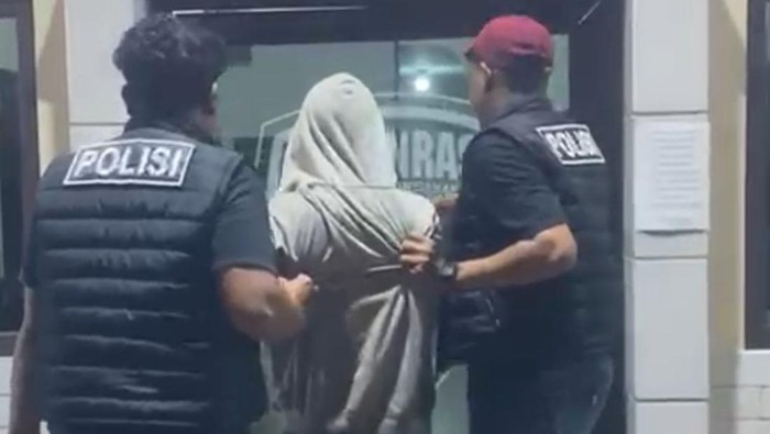 Polisi menangkap seorang pria yang diduga membawa senjata tajam (sajam) secara ilegal dan mengancam pengguna jalan di Kota Pontianak. Aksi pelaku sebelumnya sempat viral di media sosial.