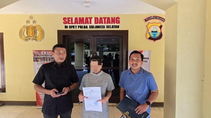 AD (25) bersama pengacaranya datang ke Polda Sulsel melaporkan pacarnya yang pemain PSM Makassar Ricky Pratama terkait kasus penganiayaan.