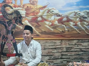 Jejak Sunyi Dai Muda Indramayu Berdakwah Lewat Wayang Kulit