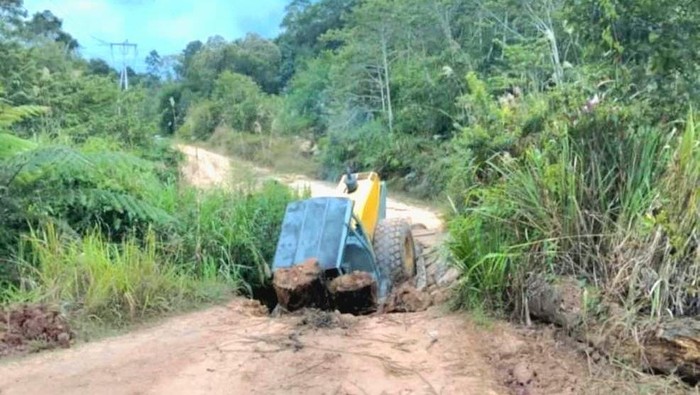Alat Berat Terperosok di Jembatan Pa Kebuan, Krayan Timur, Nunukan.