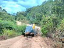 Perbaiki Jembatan Ambruk di Nunukan, Warga Bawa Gergaji Mesin