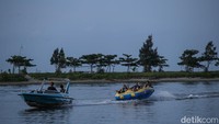 Selain bermain di tepi pantai, pengunjung juga bisa mencoba berbagai wahana air, mulai dari banana boat hingga berkeliling pantai menggunakan perahu.