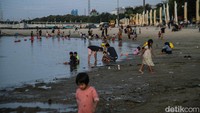 Bahkan mereka membawa perlengkapan sendiri seperti bebek karet. Orang tua pun terlihat mendampingi anaknya, memastikan permainan berlangsung seru dan aman.