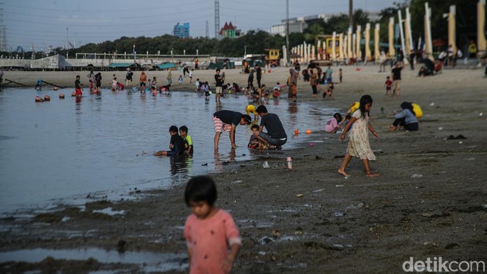 Ancol Taman Impian dipadati wisatawan memanfaatkan libur panjang Tahun Baru Imlek 2026 atau 2577 Kongzili. Sejak akhir pekan, lonjakan pengunjung terus terjadi, dan diperkirakan mencapai puncaknya pada Hari Raya Imlek, Selasa (17/2) besok.