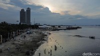 Pantai Ancol menjadi favorit keluarga. Airnya yang tenang membuat anak-anak dapat bermain dengan aman