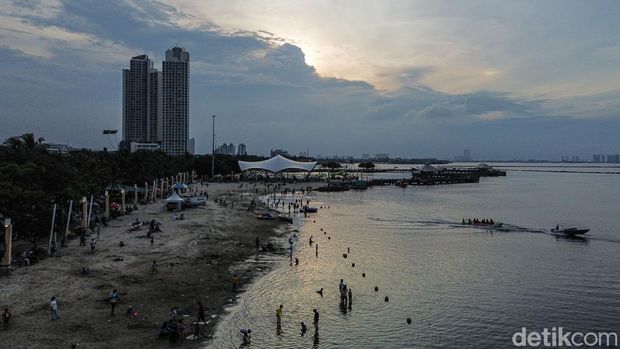 Ancol Taman Impian dipadati wisatawan memanfaatkan libur panjang Tahun Baru Imlek 2026 atau 2577 Kongzili. Sejak akhir pekan, lonjakan pengunjung terus terjadi, dan diperkirakan mencapai puncaknya pada Hari Raya Imlek, Selasa (17/2) besok.