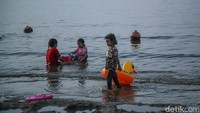 Sejak akhir pekan, lonjakan pengunjung di pantai Ancol terus terjadi.