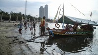 Libur panjang Imlek dimanfaatkan oleh warga untuk berwisata bersama keluarga dan kerabat, sehingga kawasan rekreasi pantai, wahana hiburan, serta pertunjukan budaya di Ancol menjadi tujuan favorit.