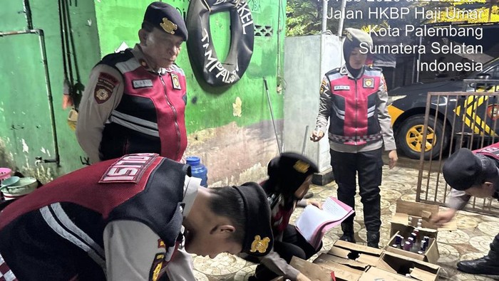 Anggota Ditsamapta Polda Sumsel mengamankan ratusan botol miras di Palembang