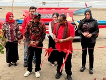 Anggota DPR RI Kaisar Beri Bantuan Kapal untuk Generasi Muda di Cilacap