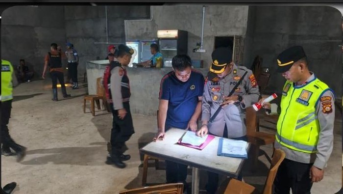 Anggota Polres Banyuasin melakukan pemeriksaan terhadap pengunjung kafe