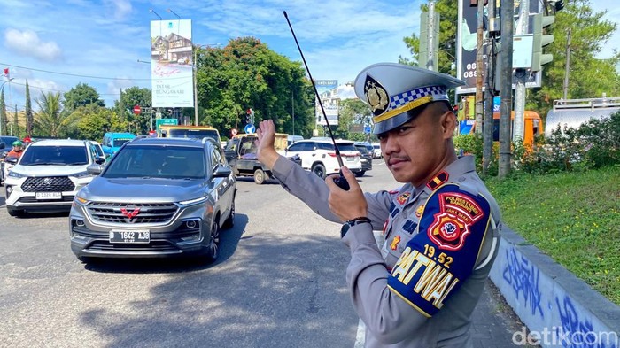 Anggota Satlantas Polrestabes Bandung lakukan pengaturan lalu lintas di Exit Tol Pasteur.