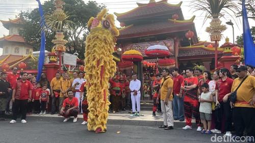 Atraksi barongsai dalam ritual tolak bala menyambut Imlek 2026 di Kuta, Bali, Senin (16/2/2026).
