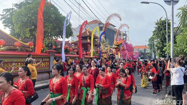 Atraksi barongsai dalam ritual tolak bala menyambut Imlek 2026 di Kuta, Bali, Senin (16/2/2026).
