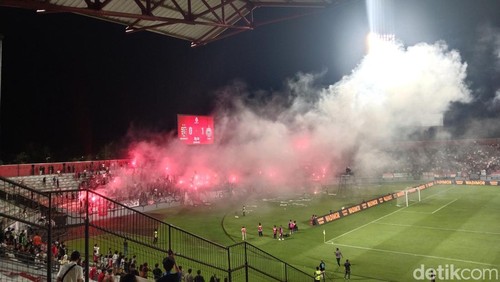 Suporter Bali United menyalakan flare, kembang api, dan petasan saat menjamu Persija Jakarta di Stadion Kapten I Wayan Dipta, Gianyar, Minggu (15/2/2026).
