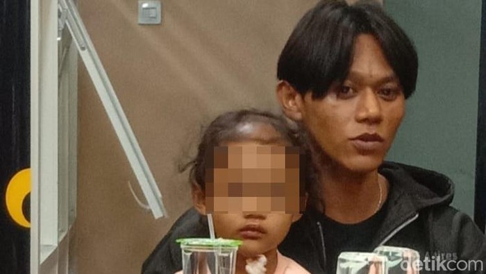 Balita KRN korban penyiksaan oleh paman dan bibinya sudah bersama ayah kandungnya. Kedua pelaku sudah ditahan.
