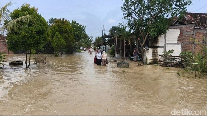 Desa Tlogoweru, Kecamatan Guntur, Demak, banjir akibat tanggul Sungai Cabean, Kecamatan Karangawen jebol pada Senin (16/2/2026).