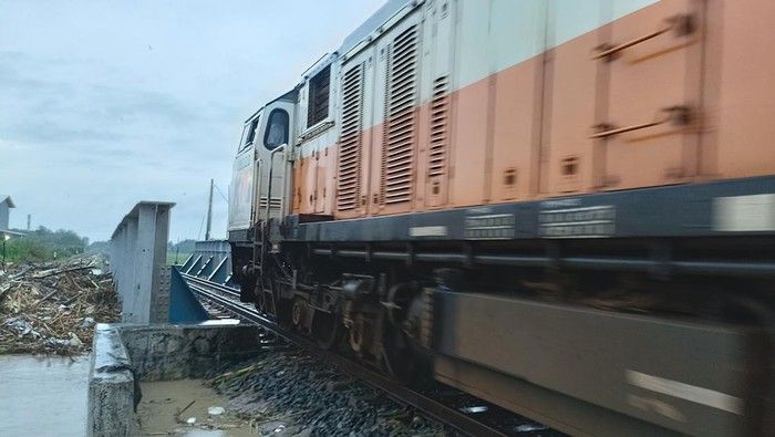 Banjir melanda rel di Grobogan.