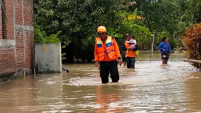 Banjir terjang Grobogan. Daerah terparah yakni Kelurahan Kalongan, Purwodadi dengan keringgian mencapai 1 meter.