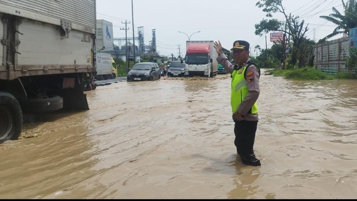 Banjir di jalur Pantura Km 7-9, Kecamatan Genuk, Kota Semarang, Senin (16/2/2026).