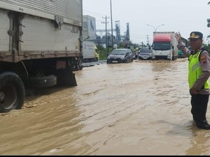 Banjir di Pantura Bikin Kendaraan Mogok, Lalin Sempat Macet 15 Km