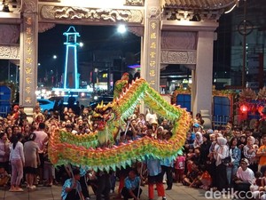 Atraksi Barongsai Meriahkan Malam Imlek di Kelenteng Liong Hok Bio Magelang