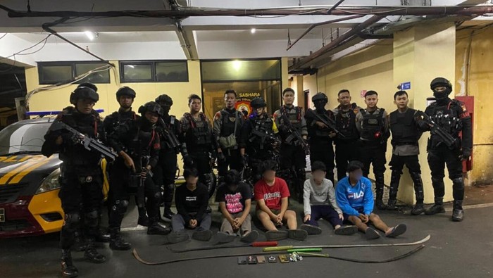 Brimob Polda Metro Tangkap 5 Pemuda Bawa Sajam di Jaktim