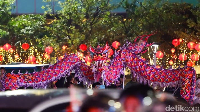 Atraksi barongsai, tarian topeng, piano, hingga drone dan laser show memeriahkan perayaan Imlek di Bundaran HI, Minggu malam.